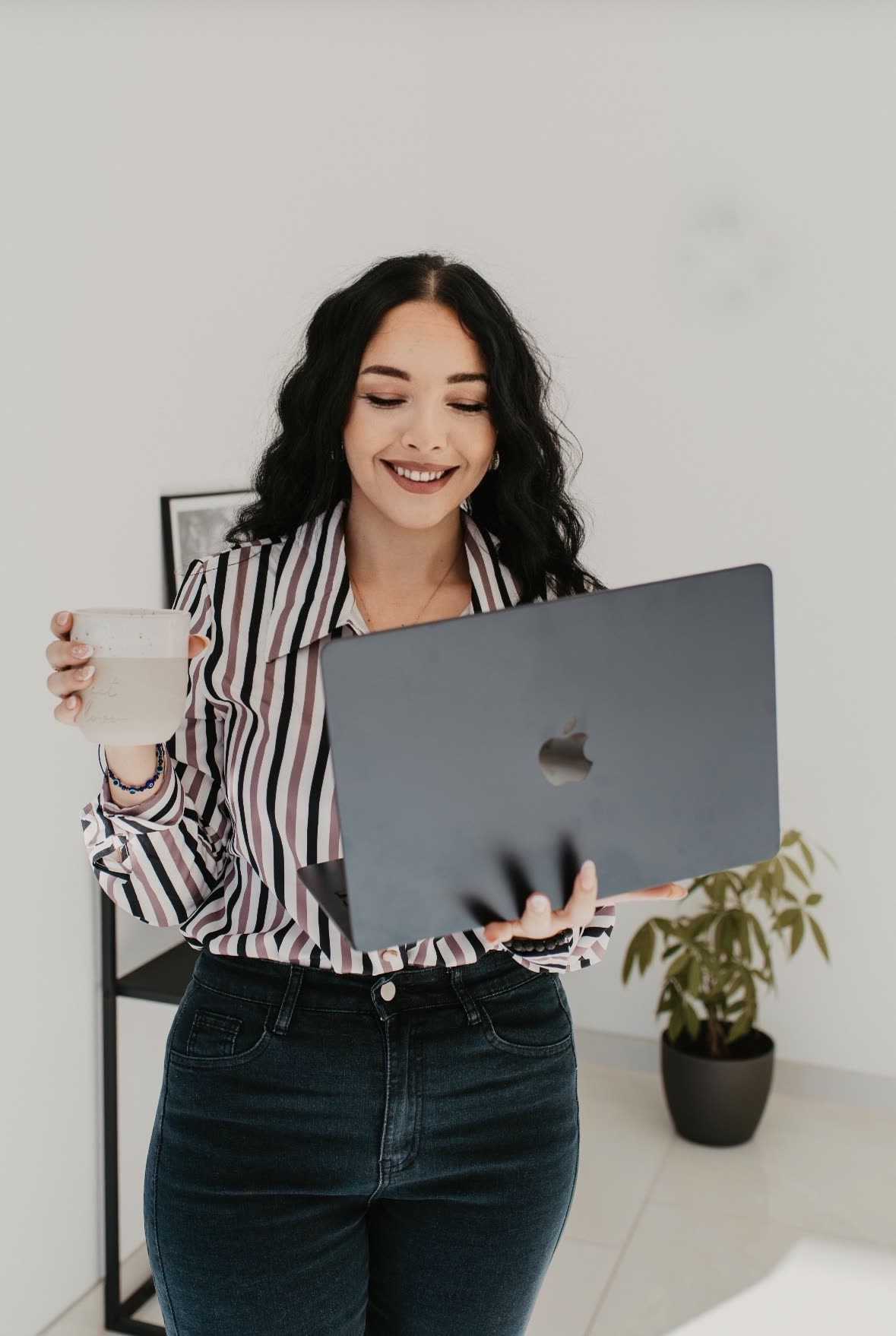 Carina Shelby mit Laptop und Kaffeetasse